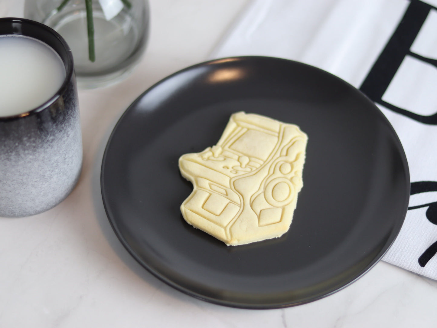 Arcade Machine Cookie Cutter - Retro Biodegradable PLA - Perfect for Cookies & Ceramics - 8.4cm x 10.7cm - Unique Baking Gift for Gamers